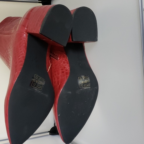 NWOT Red Ankle Boots Faux Crocodile - Picture 4 of 5